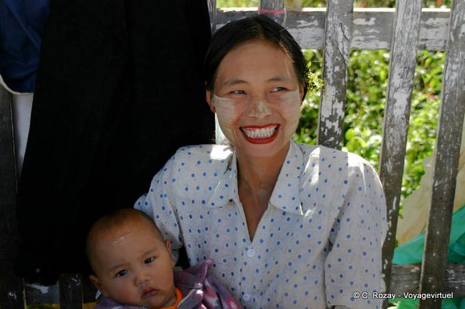 La sonrisa del cojinete thanaka birmano y el niño, Pindaya - Myanmar (Birmania)