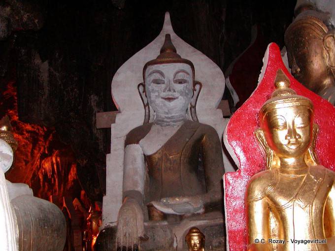 Mudra de tomar la tierra como testigos, Buda sentado, Pindaya - Myanmar (Birmania)