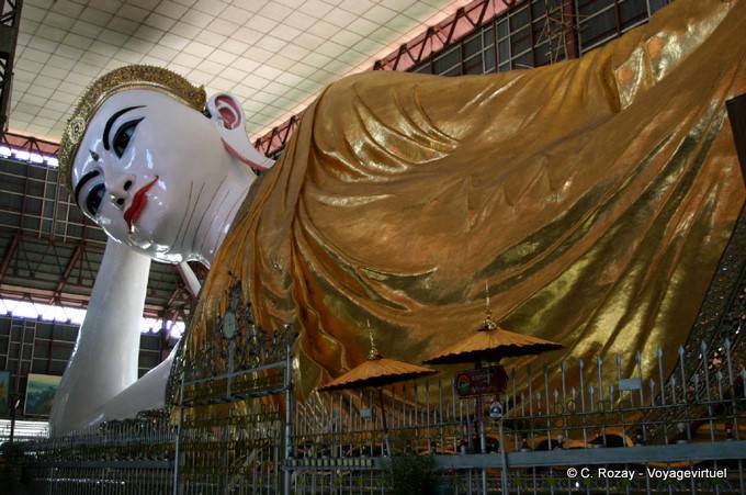 Buda acostado en el Kyaukhtatgyi Pagoda, Yangon - Myanmar (Birmania)
