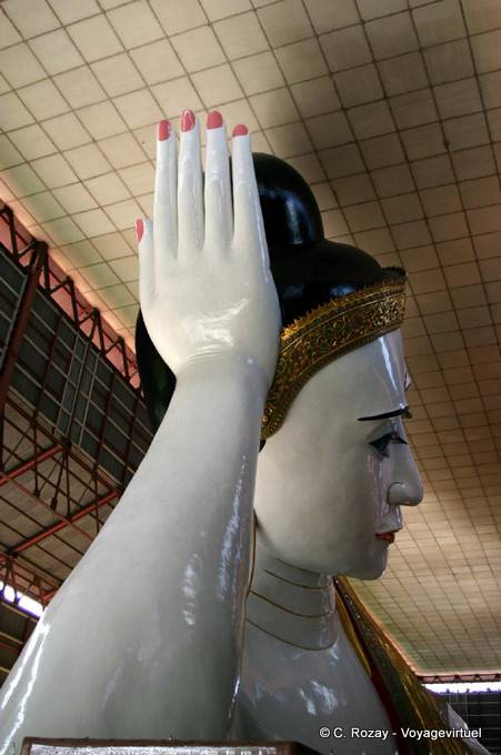 La cabeza de Buda acostado en el Kyaukhtatgyi Pagoda, Yangon - Myanmar (Birmania)
