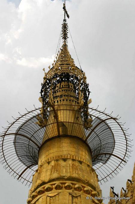 Close-up en la parte superior de la estupa Botataung Pagoda, Yangon - Myanmar (Birmania)