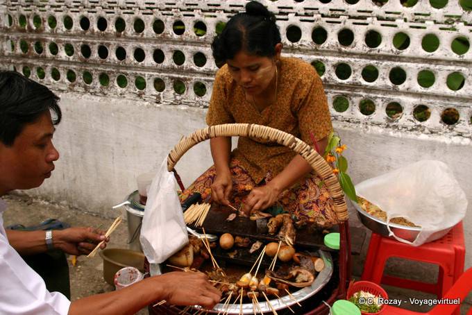 Haciendo kebabs, Rangún - Myanmar (Birmania)
