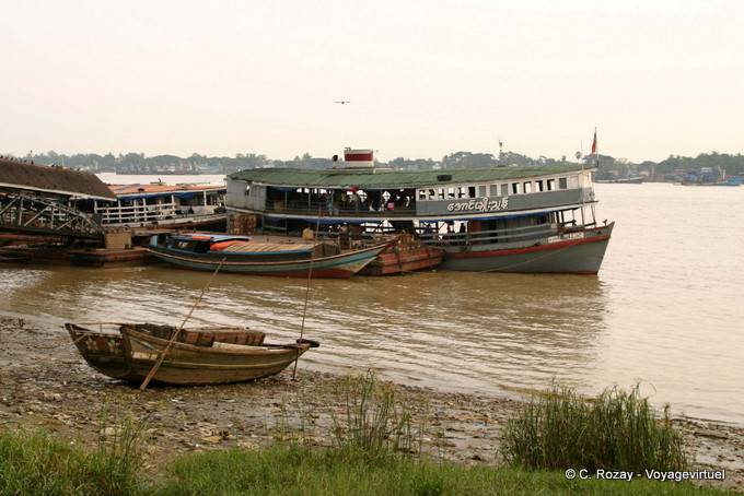 El puerto y un barco para los viajeros, Yangon - Myanmar (Birmania)