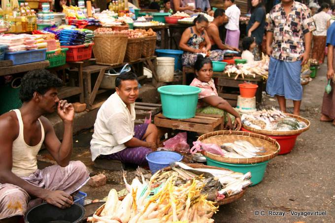 Pollo y pescado puestos en el mercado de la calle, Yangon - Myanmar (Birmania)