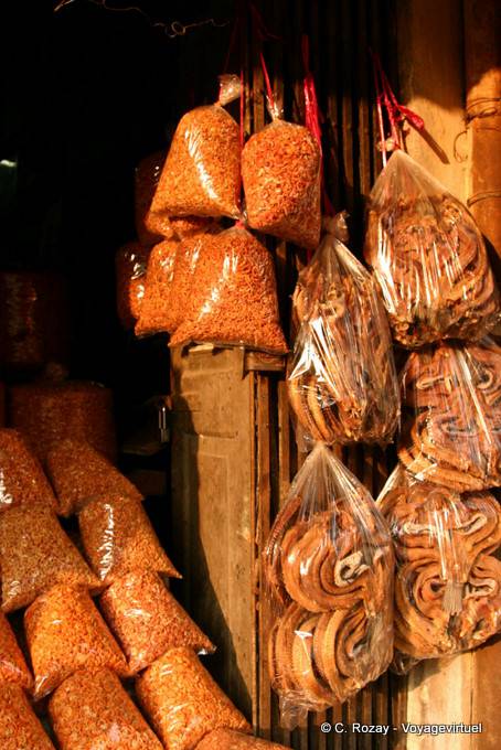 Las serpientes y gusanos que comen la cocina local, Rangún - Myanmar (Birmania)
