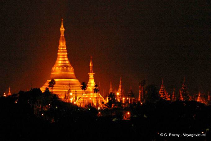 Shwedagon Pagoda iluminada de noche, Rangún - Myanmar (Birmania)