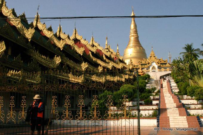 Vista de la entrada es, la pagoda de Shwedagon, Rangún - Myanmar (Birmania)