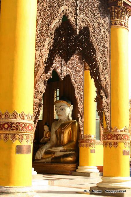 Entrada tallada de un templo, la pagoda de Shwedagon, Rangún - Myanmar (Birmania)