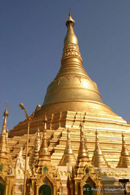 Octagonal cúpula dorada de la pagoda de Shwedagon, Yangon - Myanmar (Birmania)