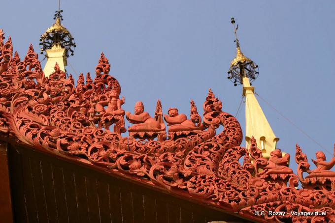 Detalle de la decoración de un borde del techo, la pagoda de Shwedagon, Rangún - Myanmar (Birmania)