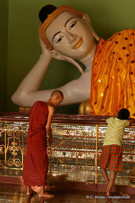 Busto de Buda reclinado, la pagoda de Shwedagon, Rangún - Myanmar (Birmania)