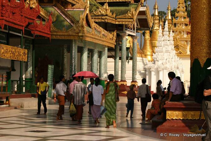 Caminar en la magnificencia de la pagoda de Shwedagon, Rangún - Myanmar (Birmania)