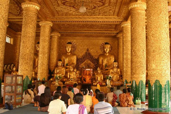 Oración en tazaung, la pagoda de Shwedagon, Rangún - Myanmar (Birmania)
