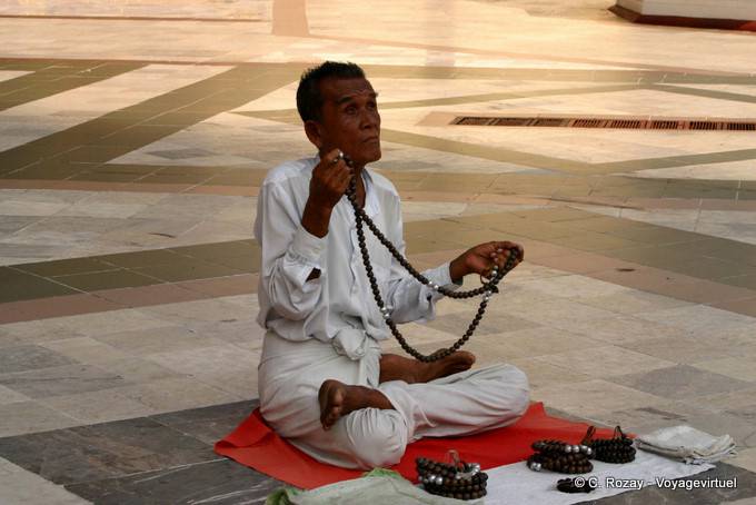 Por favor ciego mirando el sol, la pagoda de Shwedagon, Rangún - Myanmar (Birmania)