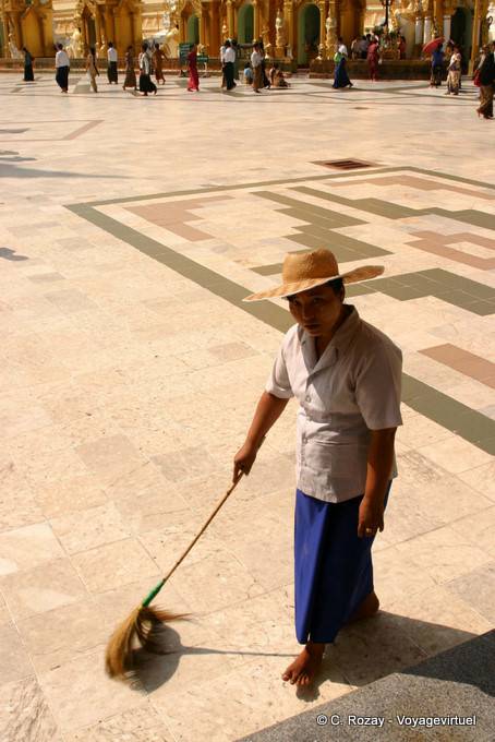 Sombrero barredora, la pagoda de Shwedagon, Rangún - Myanmar (Birmania)