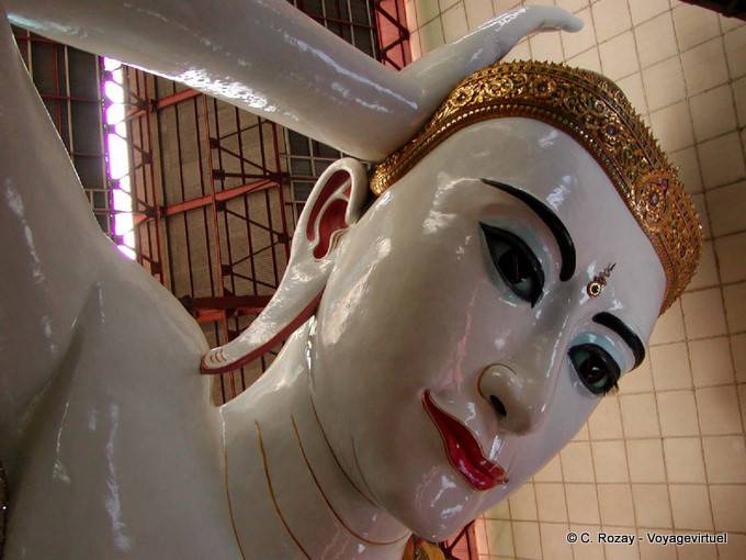 Otra vista de la alargada Buda, Kyaukhtatgyi Pagoda, Rangún - Myanmar (Birmania)