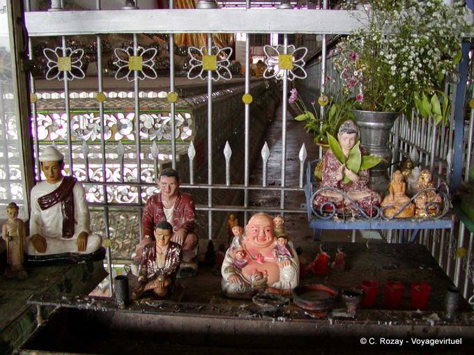 Pequeño altar con Nats Rangún - Myanmar (Birmania)