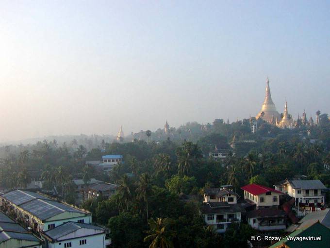 Vista de la ciudad jardín y la pagoda de Shwedagon, Rangún - Myanmar (Birmania)