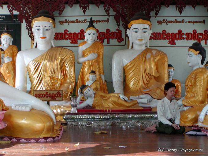 Arrodillada meditación a los pies de los Budas, la pagoda de Shwedagon, Yangon - Myanmar (Birmania)