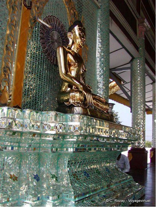 Buda en un entorno kitch moderno, la pagoda de Shwedagon, Yangon - Myanmar (Birmania)