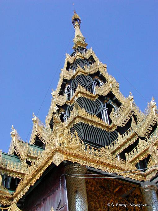 Hermosa arquitectura de un techo Pyatthat coronado por una taing borracho, la pagoda de Shwedagon, Yangon - Myanmar (Birmania)