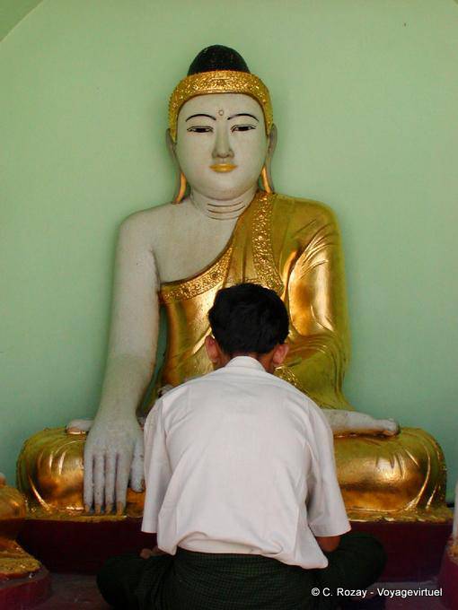 Orar hombre, Sule Pagoda, Yangon - Myanmar (Birmania)