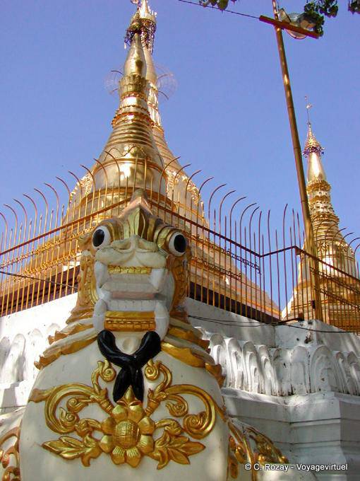 Monstruo en la alineación de stupas, la pagoda de Shwedagon, Rangún - Myanmar (Birmania)