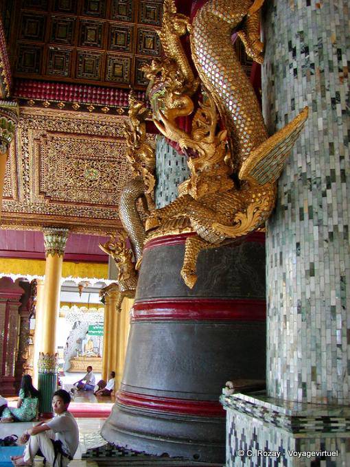 Animales fabulosos esculpidas y campana Maha Gantha, la pagoda de Shwedagon, Rangún - Myanmar (Birmania)