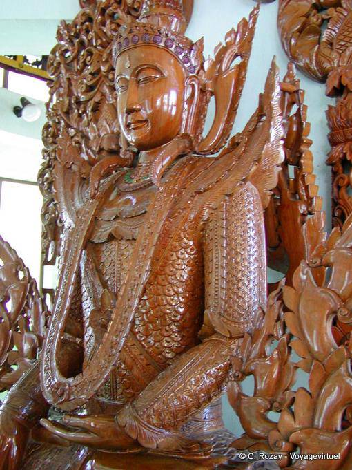 Preciosa escultura de madera de Buda, la pagoda de Shwedagon, Rangún - Myanmar (Birmania)