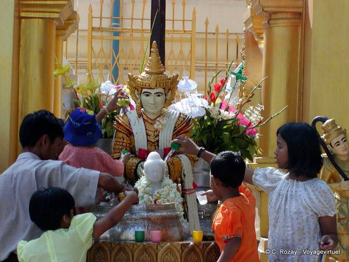 La devoción de la familia, la pagoda de Shwedagon, Rangún - Myanmar (Birmania)