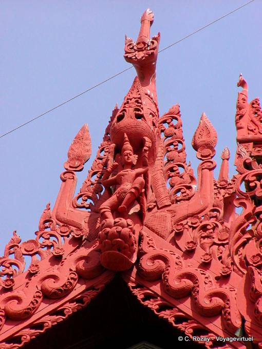 Detalle arquitectónico de las esculturas en la azotea de la pagoda de Shwedagon, Yangon - Myanmar (Birmania)