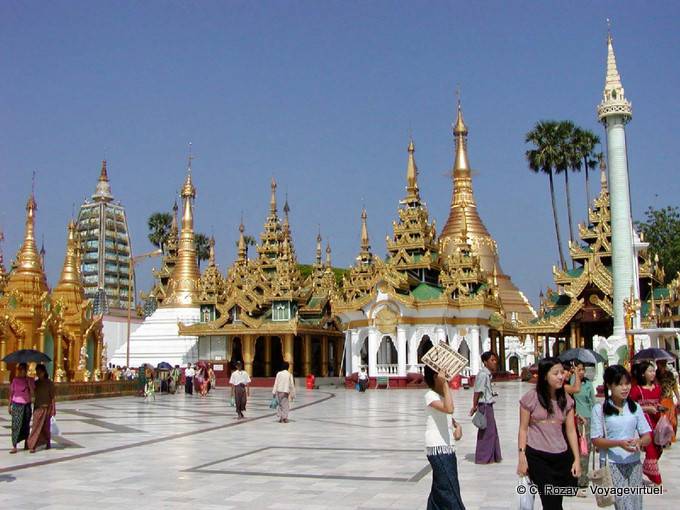 Frente al templo de Mahabodhi, la pagoda de Shwedagon, Rangún - Myanmar (Birmania)