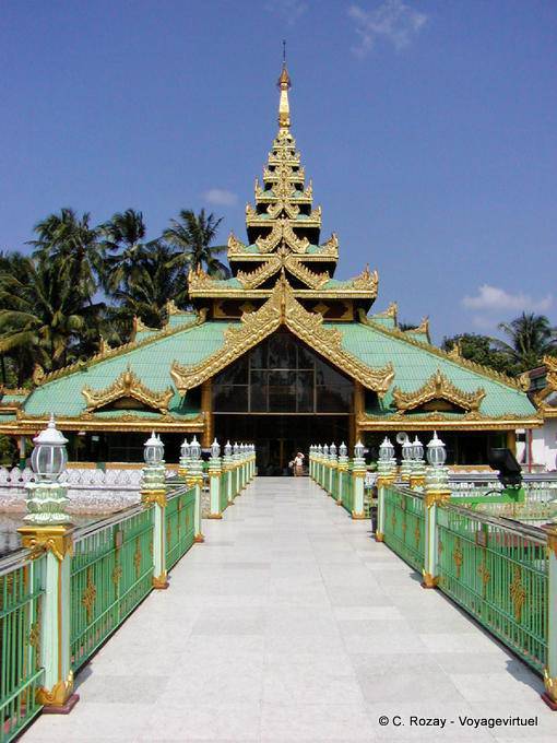 Pagoda en la esquina de Old Street y gyár Tawya Yay Tar Shay Street, Yangon - Myanmar (Birmania)