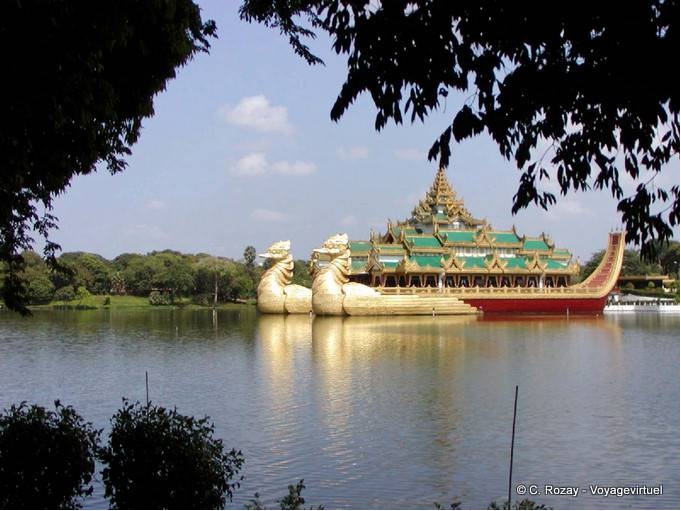 Karaweik réplica del birmano barcaza real en Kandawgyi Lago, Yangon - Myanmar (Birmania)