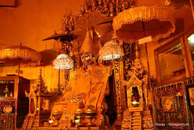 Maha Muni, una imagen de Buda de gran santidad, Yangon - Myanmar (Birmania)