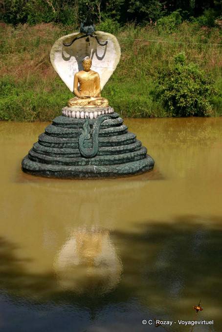Estatua budista protectet por un naga en el real Kandawgyi Lago, Yangon - Myanmar (Birmania)