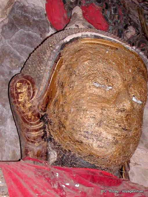 Otro punto de vista de una cabeza de Buda devastado por el tiempo, Sankar (Sagar) - Myanmar (Birmania)