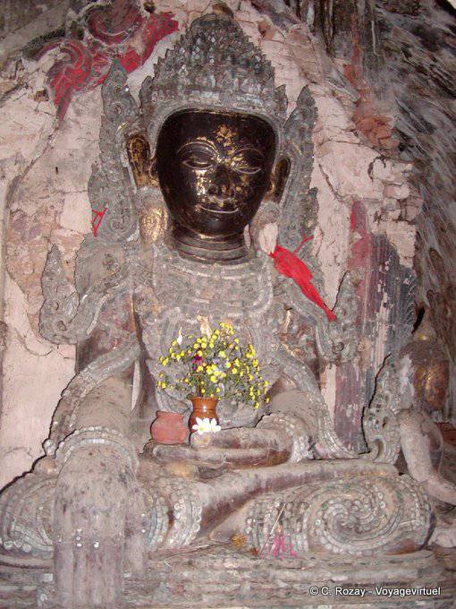 Representación de un Buda con una cabeza de negro, siglo XIX, Saga sitio arqueológico - Myanmar (Birmania)