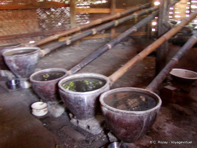 Destilación de arroz en las orillas del lago, Sankar (Sagar) - Myanmar (Birmania)