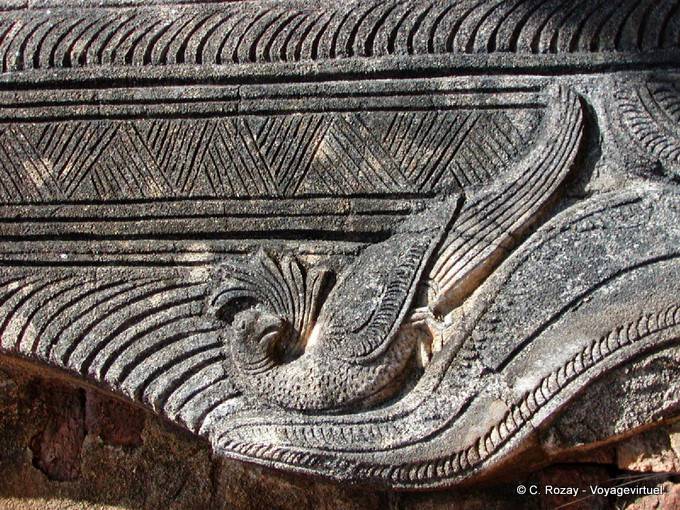 Bajorrelieve complejo pavo real Takhaung Mwedaw, Sagar - Myanmar (Birmania)