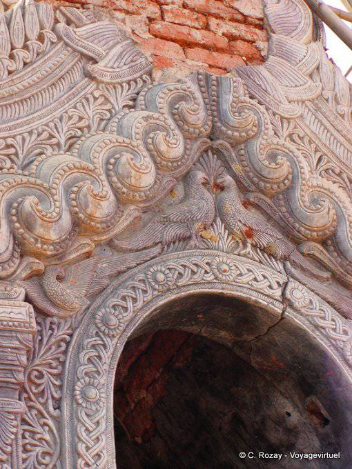 Pavos reales, escultura en relieve en Saga, Takhaung Pagoda - Myanmar (Birmania)