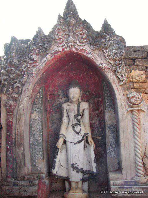 Varada Mudra Buda en un nicho colorido, Sagar - Myanmar (Birmania)