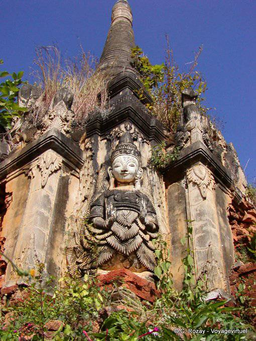 Estatua de Buda Vitarka mudra en una esquina bajo la estupa, Sankar (Sagar) - Myanmar (Birmania)