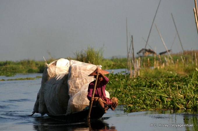 Barco lleno de mercancías que navegan el Belu Chaung sur del lago Inle, Sagar - Myanmar (Birmania)
