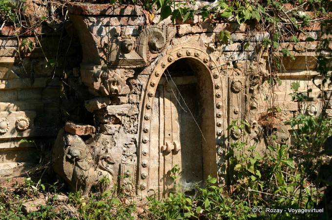 Puerta antigua con el león, sitio, Sankar (Sagar) - Myanmar (Birmania)