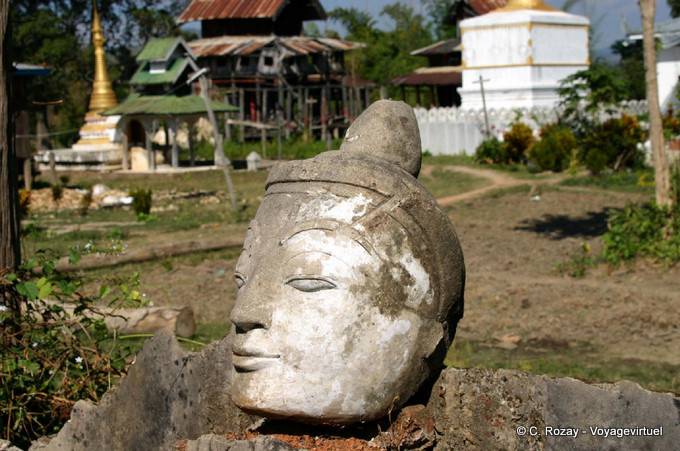 Cabeza de piedra cortada, aislados en la zona arqueológica de Sankar - Myanmar (Birmania)