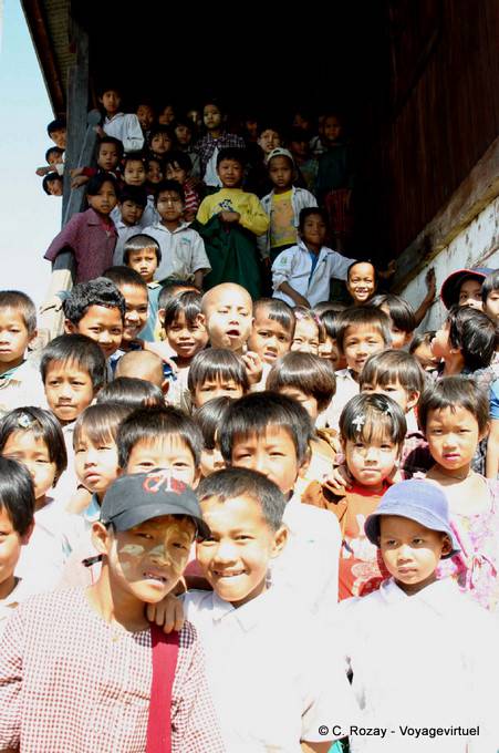 Grupo niños fuera de la escuela, a Pekon Sagar - Myanmar (Birmania)