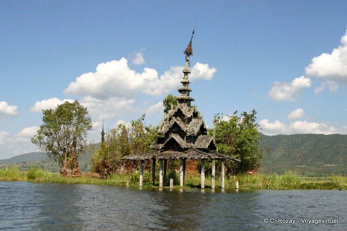 Pagoda de madera inmerso en Belu Chaung, Sagar - Myanmar (Birmania)