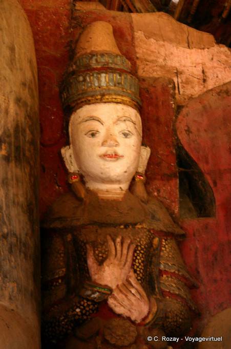 Antigüedad dentro de un santuario del lago Sanka, Sagar - Myanmar (Birmania)