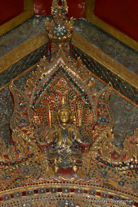 Centrarse en la decoración en Daw U Pagoda Hpaung, Inle - Myanmar (Birmania)